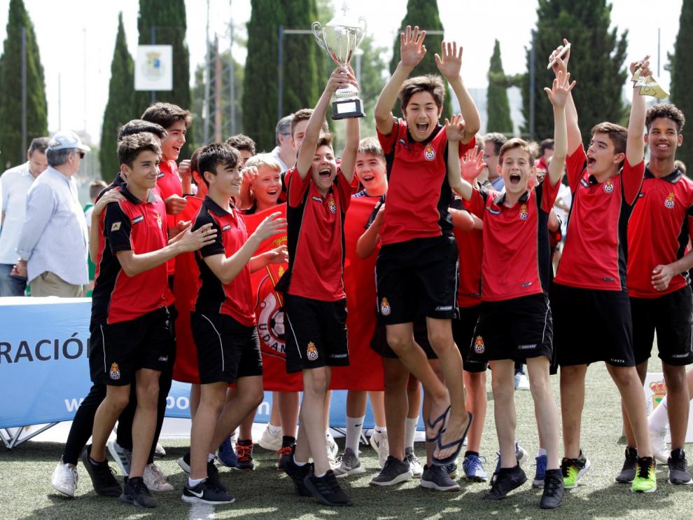 El Amistad celebra uno de los cuatro títulos de Copa conseguidos esta temporada.