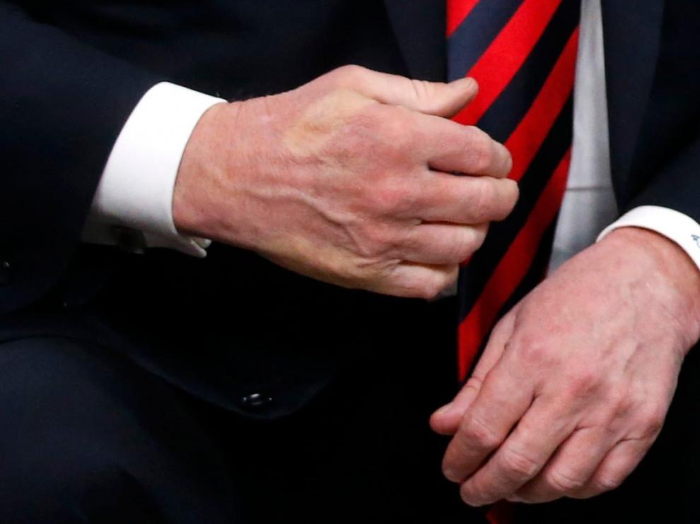 Macrón dejó sus dedos marcados en la mano de Trump.