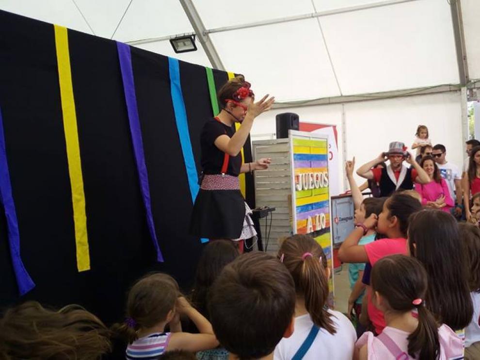 El espectáculo de Zarakatraka congregó a los vecinos más jóvenes de Valdespartera.