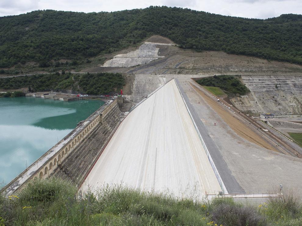 El cuerpo de la nueva presa de Yesa, ya completado, ha alcanzado los 104 metros de altura sobre los cimientos