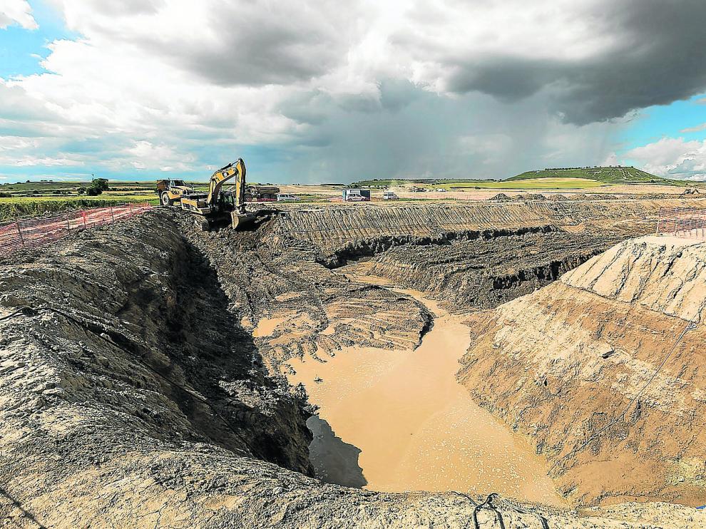 Excavación de la gran zanja donde se enterrarán los desagües de fondo del embalse en Almudévar