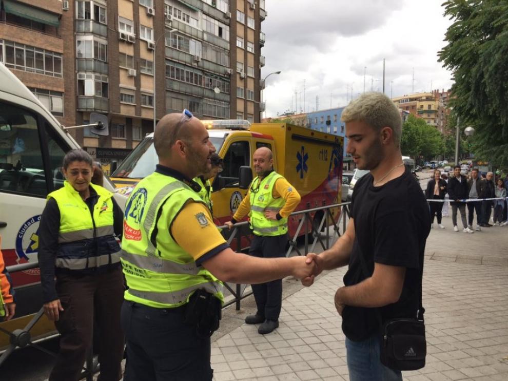 Parte del equipo del Samur de Madrid agradeciendo a Manu, el joven de 19 años que ha salvado la vida de un conductor, su labor.