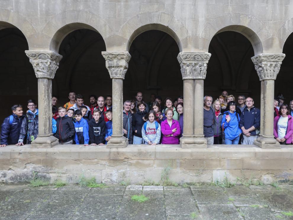 Los participantes, en los claustros de la iglesia de San Pedro el Viejo, de donde ha partido la andada