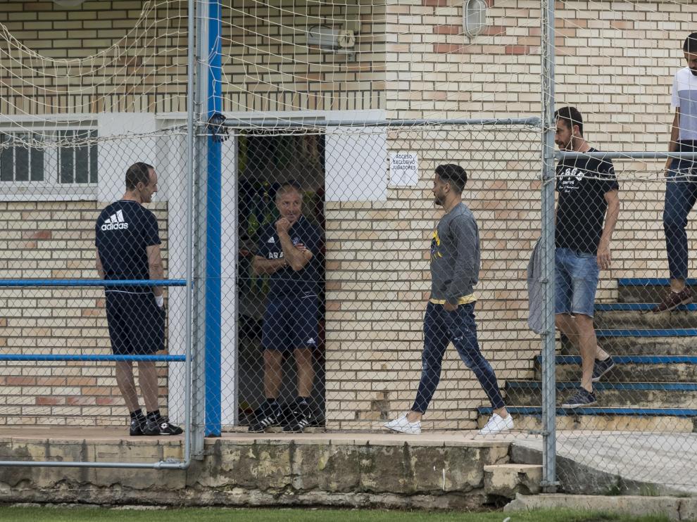 Ros, Mikel González y Verdasca, camino del vestuario, en la despedida de la temporada