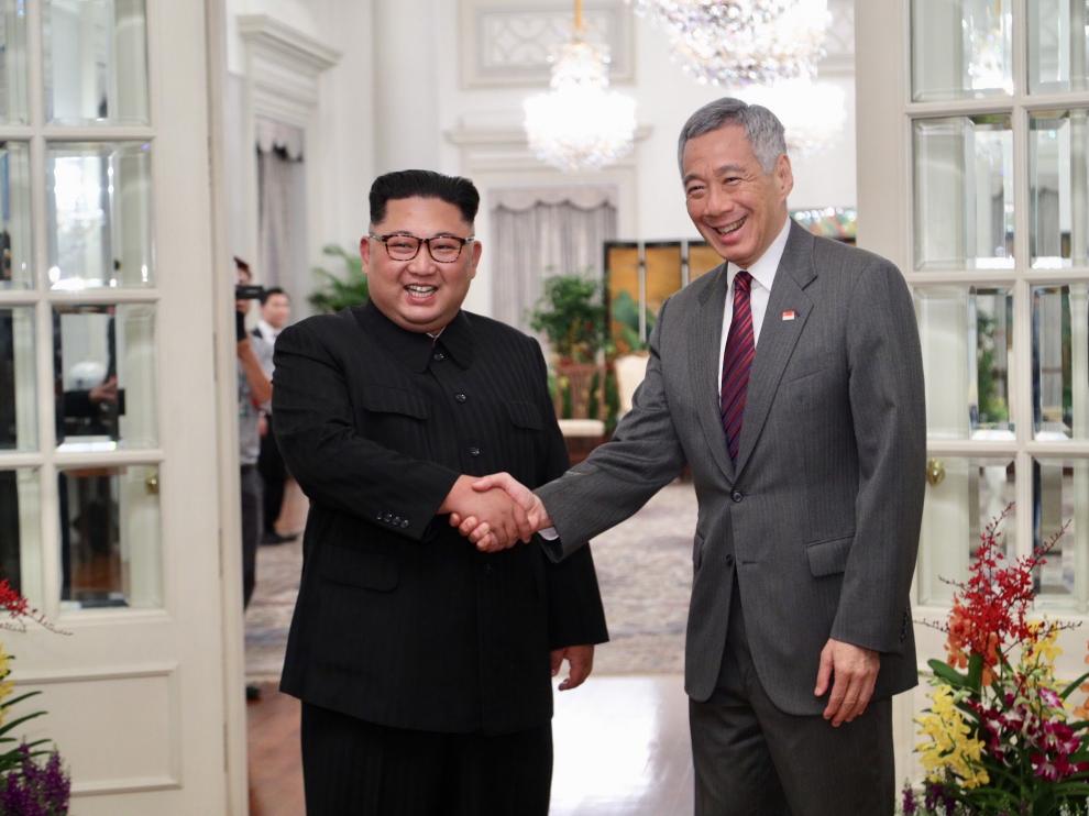 Kim Jong-Un, a su llegada a Singapur con el ministro de Información del país