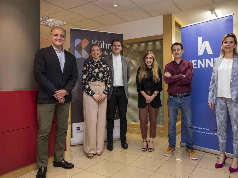 Javier Kühnel, consejero delegado de Kühnel Escuela de Negocios, y Mireia Montané Deu, directora de Recursos Humanos de Henneo, junto con los cuatro premiados durante el acto de entrega de las becas que ha tenido lugar este lunes en Zaragoza.
