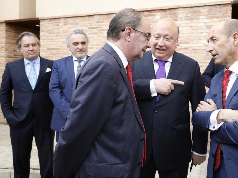 El presidente de Forestalia, Fernando Samper (centro), junto al presidente aragonés, Javier Lambán, y el máximo responsable de General Electric en España y Portugal, Daniel Carreño, en Azuara, este lunes.