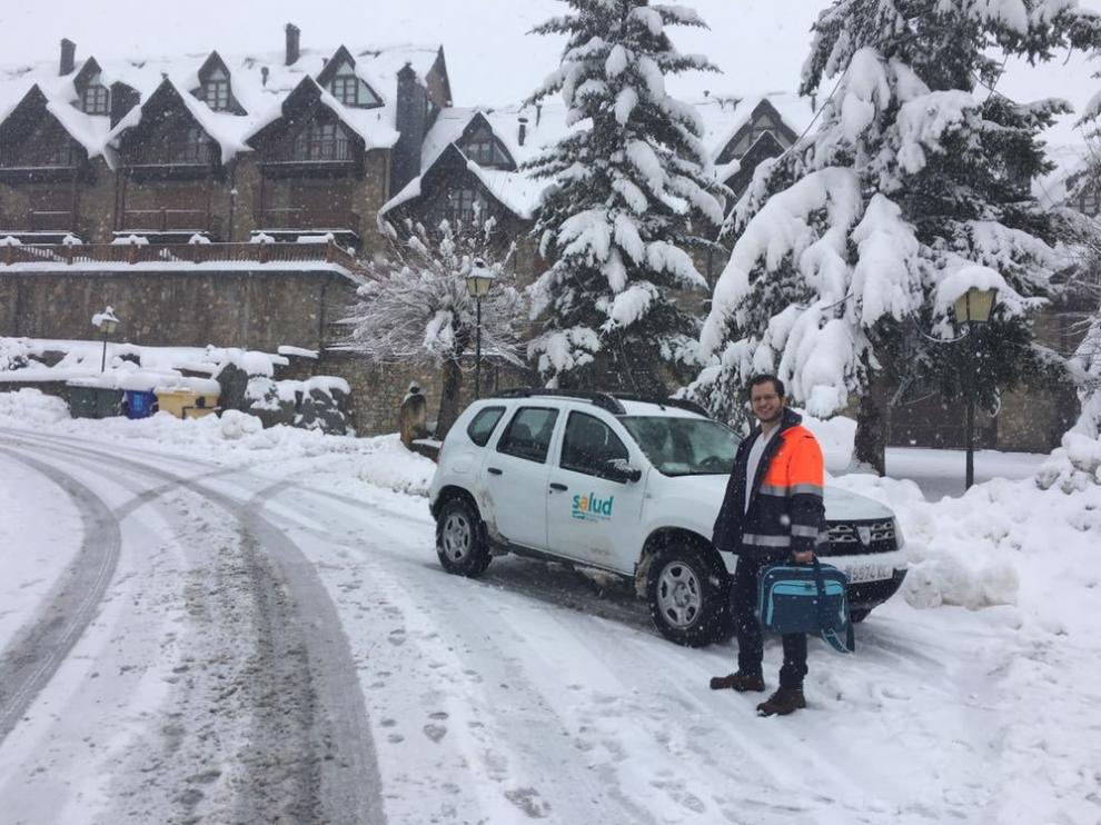 El médico costarrincense Alejandro Fournier, durante una guardia en Benasque este invierno.