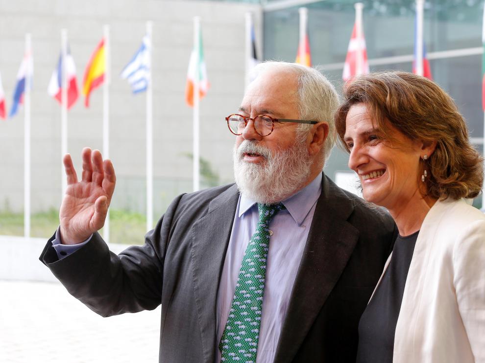 Teresa Ribera, junto al comisario europeo Miguel Arias Cañete, ayer en Luxemburgo.