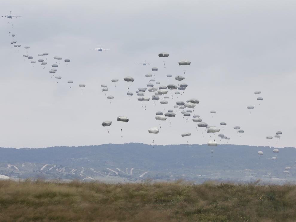 Paracaidistas del Ejército español y del de EE. UU., en el campo de maniobras de San Gregorio