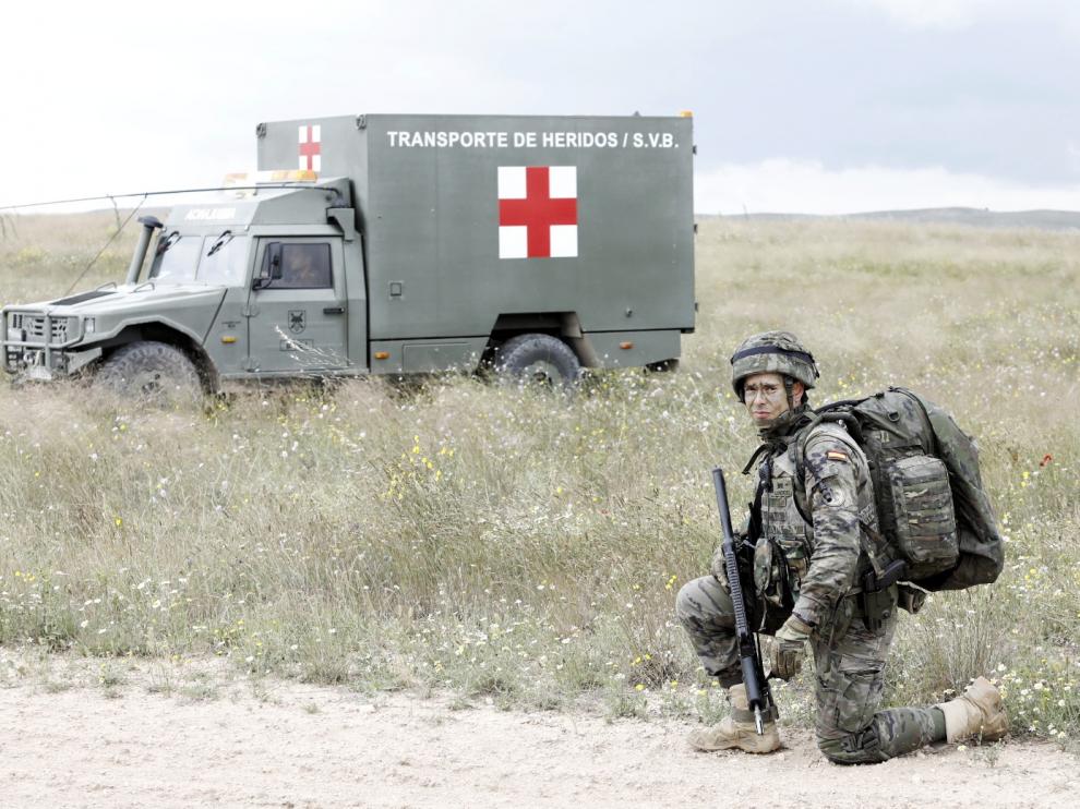 Paracaidistas del Ejército español y del de EE. UU., en el campo de maniobras de San Gregorio
