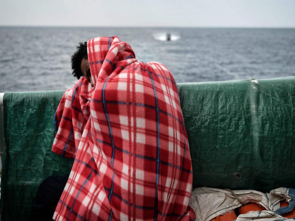Empieza el traslado de inmigrantes del Aquarius a varias naves para viajar a España