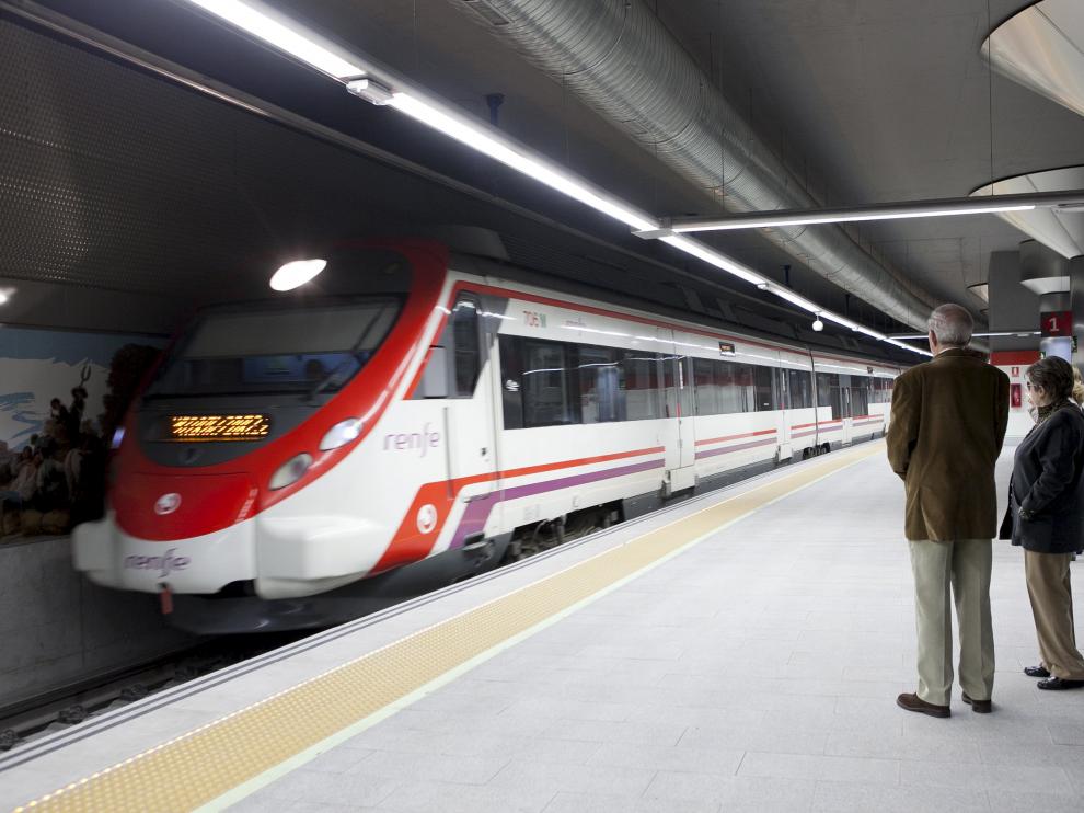 Un tren de cercanías en la estación de Goya