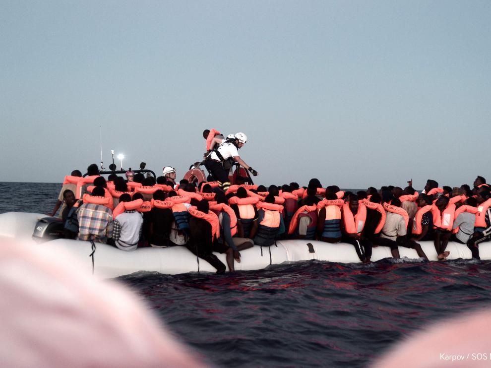 El barco Aquarius, 629 migrantes a bordo y sin un destino fijo