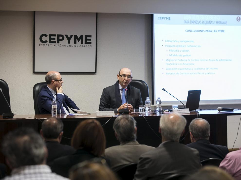 José Mariano Moneva, decano de la Facultad de Economía y Empresa, y Max Gosch, economista y abogado, durante la presentación.