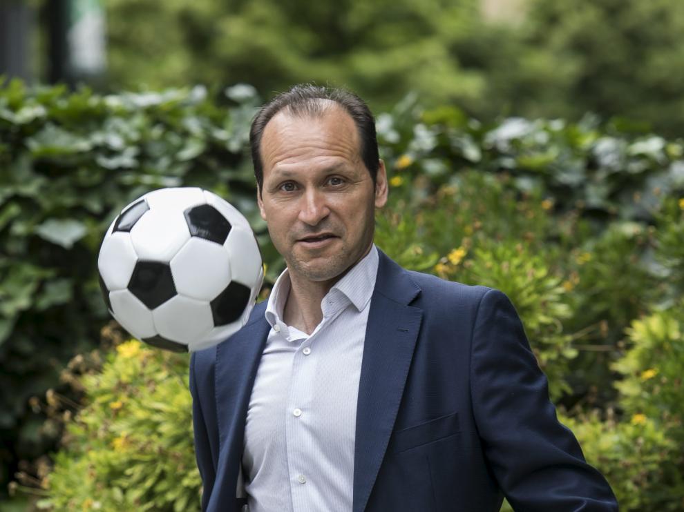 El que tuvo, retuvo. Jesús Seba acaricia la pelota.