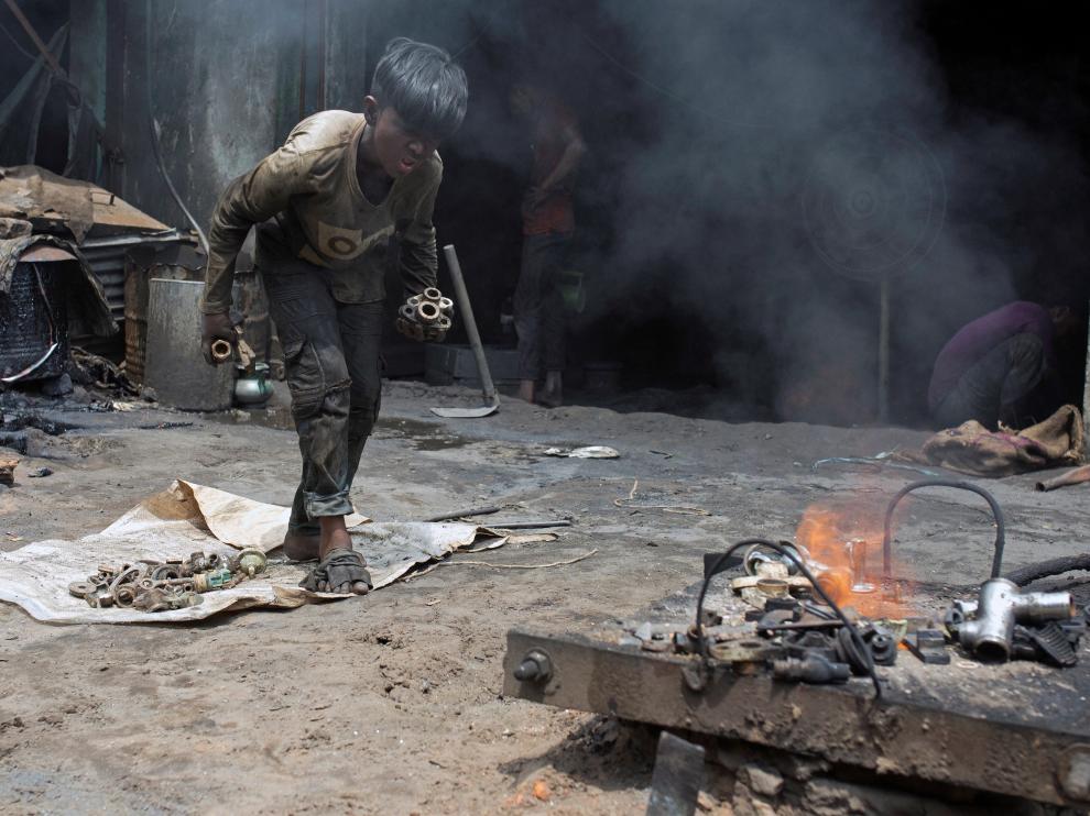 Un niño bangladeshí trabajando en un taller de Dacca.