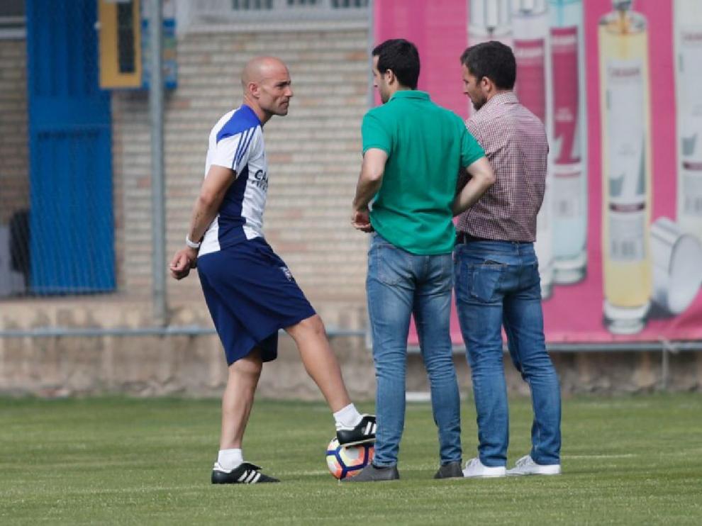 César Láinez, con el secretario técnico, José Mari Barba, y el director deportivo, Lalo Arantegui, el año pasado durante un entrenamiento del primer equipo del Real Zaragoza.