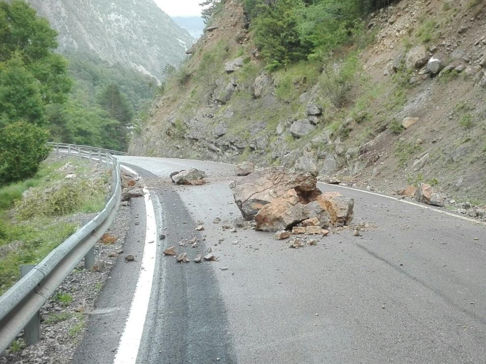 Las rocas desprendidas, algunas de gran tamaño, taponaron parte de la calzada