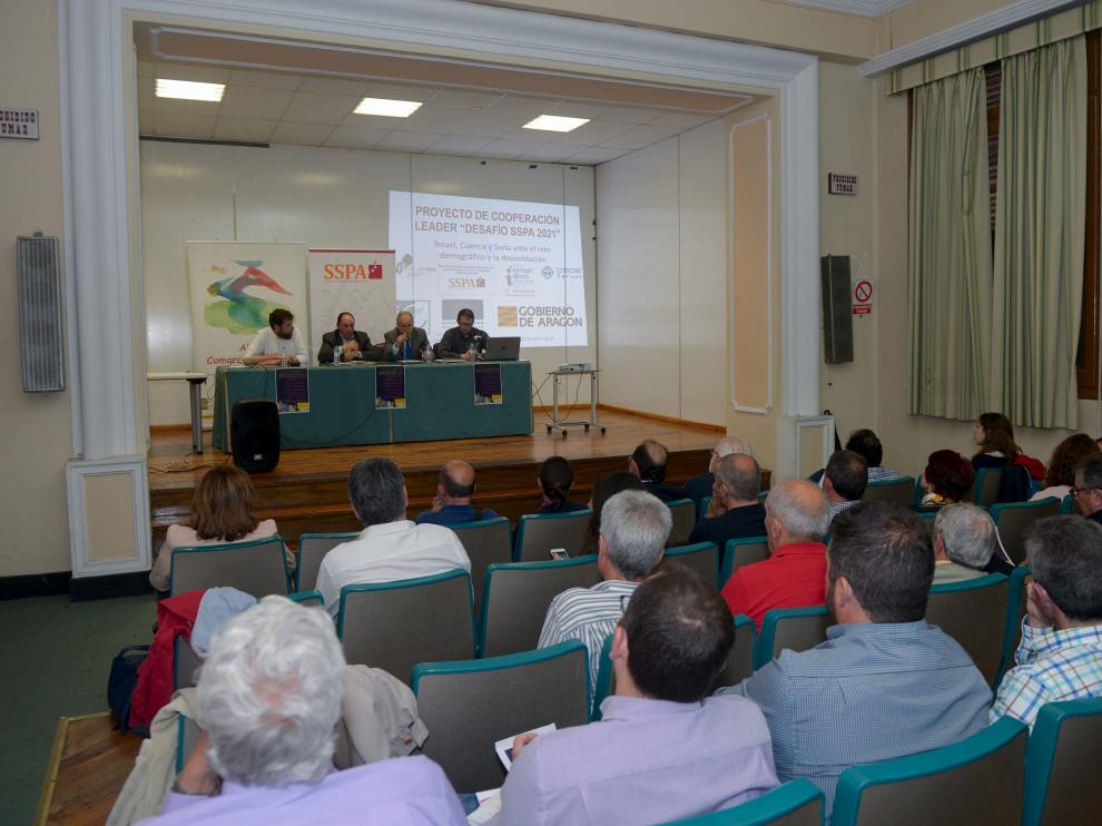 La provincia insiste. Los grupos Leader de la provincia celebraron ayer una asamblea en Teruel para conocer las acciones encaminadas a conseguir financiación contra la despoblación dentro del proyecto SSPA, desarrollado conjuntamente con la CEOE. En la reunión en la foto se expuso la exitosa experiencia de crecimiento de Escocia.