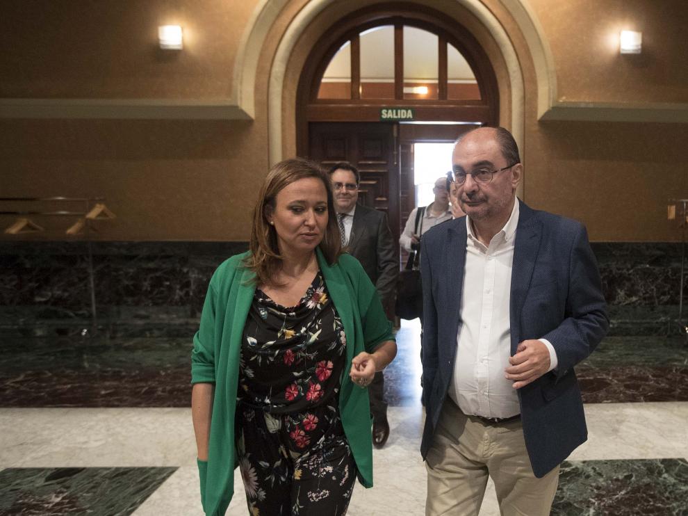 La consejera de Educación, Mayte Pérez, y el presidente de Aragón, Javier Lambán, entrando en la Sala de la Corona para presidir la constitución del Observatorio de la Escuela Rural