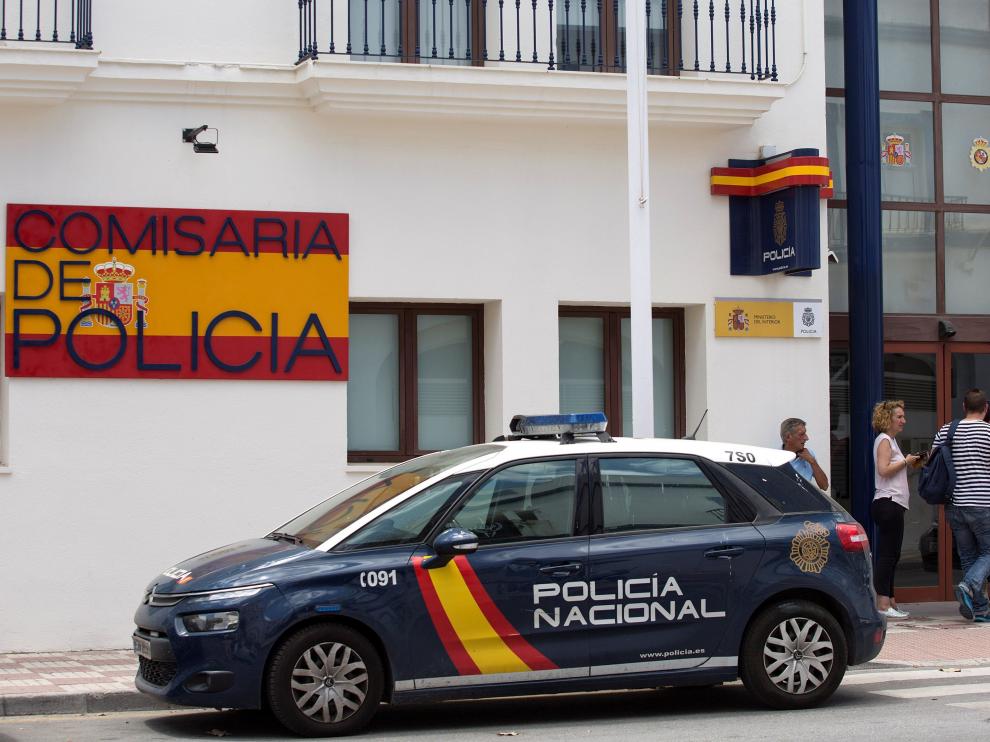 Comisaría de la Policía Nacional de Estepona donde se encuentran los dos agentes detenidos.