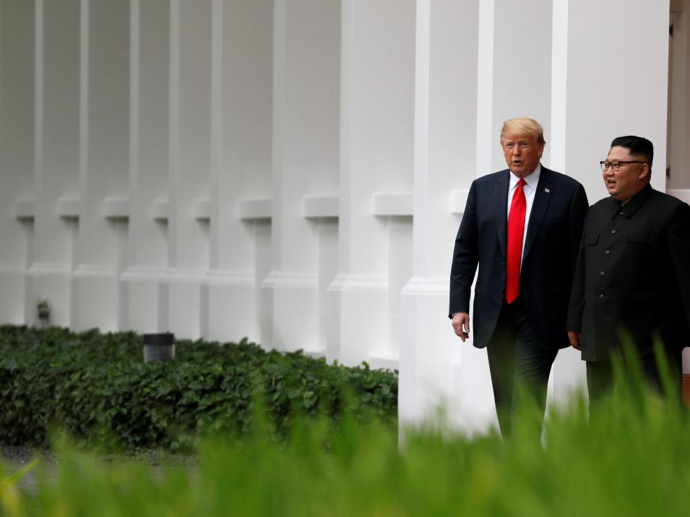Trump y Kim pasean juntos, este martes en Singapur.