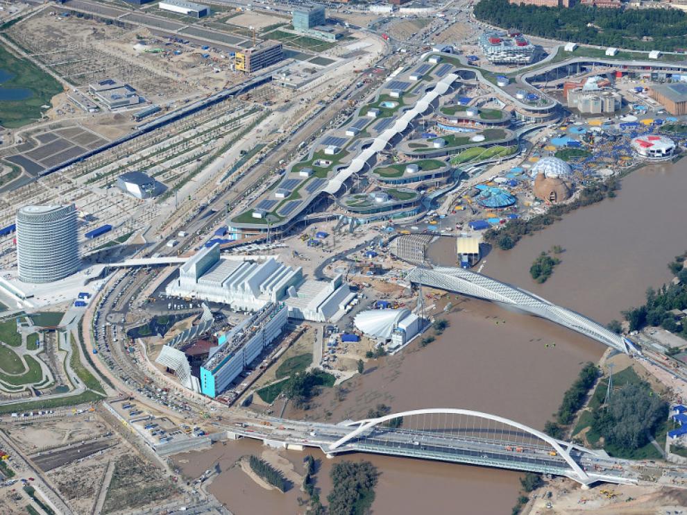 Fotografías de la crecida del Ebro que condicionó la inauguración de la Expo Zaragoza 2008