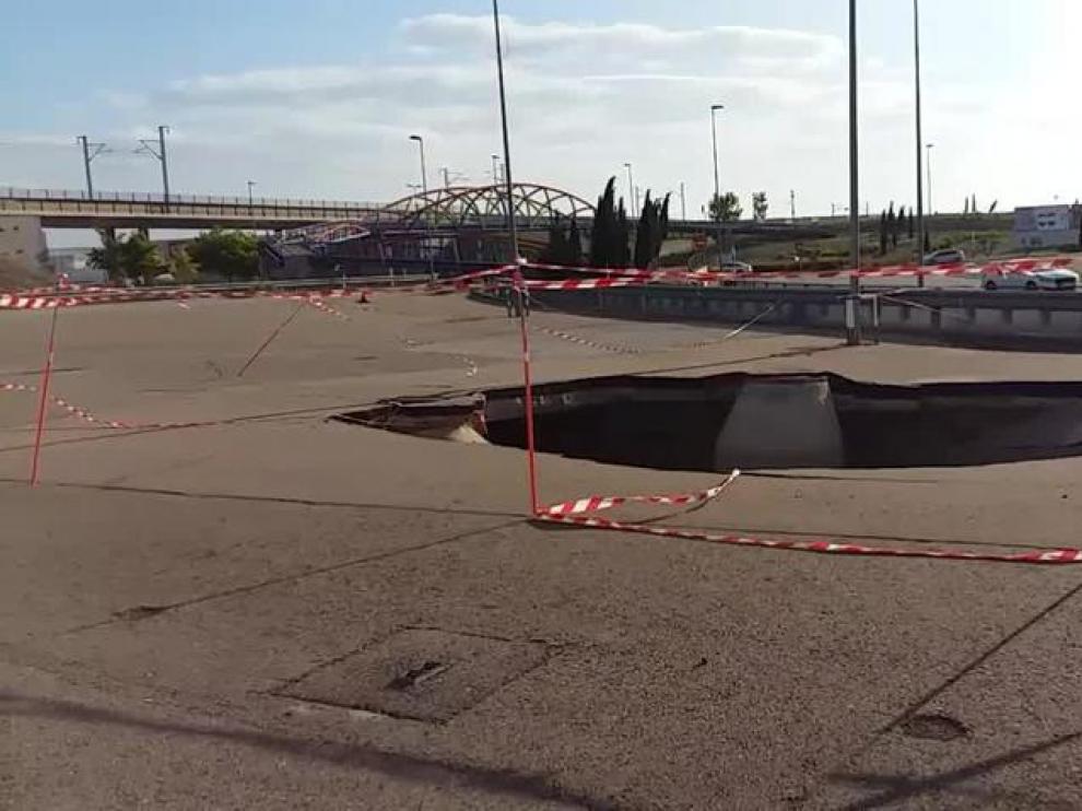 Una sima gigantesca se abre de nuevo en la zona comercial de Plaza 4 años después