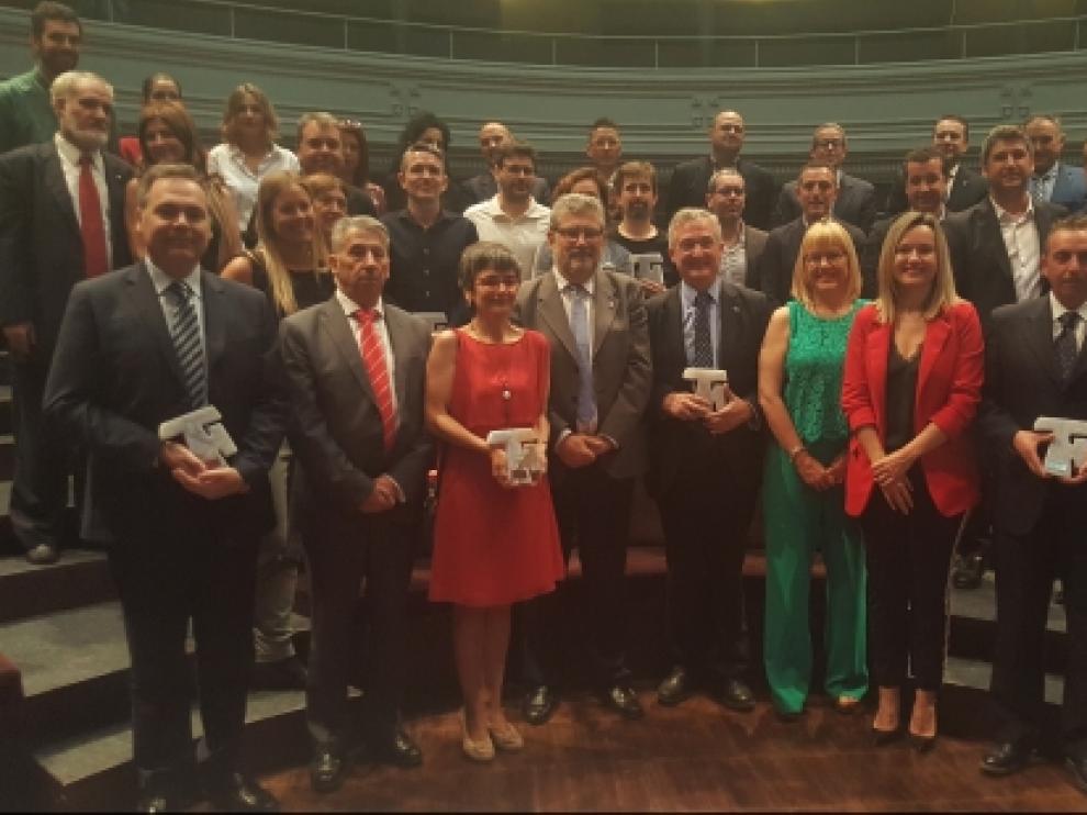 El rector de la Universidad de Zaragoza y la consejera de Investigación con los galardonados (entre ellos el consejero Olona) y finalistas de los premios Triple Hélice.