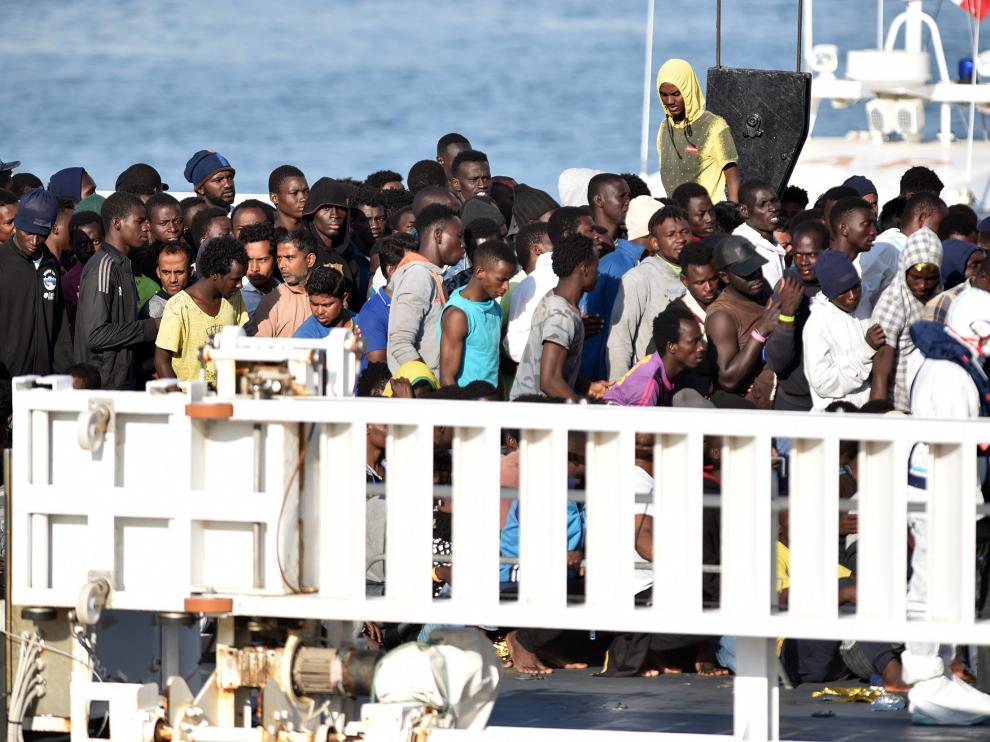 Los inmigrantes esperan en el barco a poder desembarcar en el puerto siciliano