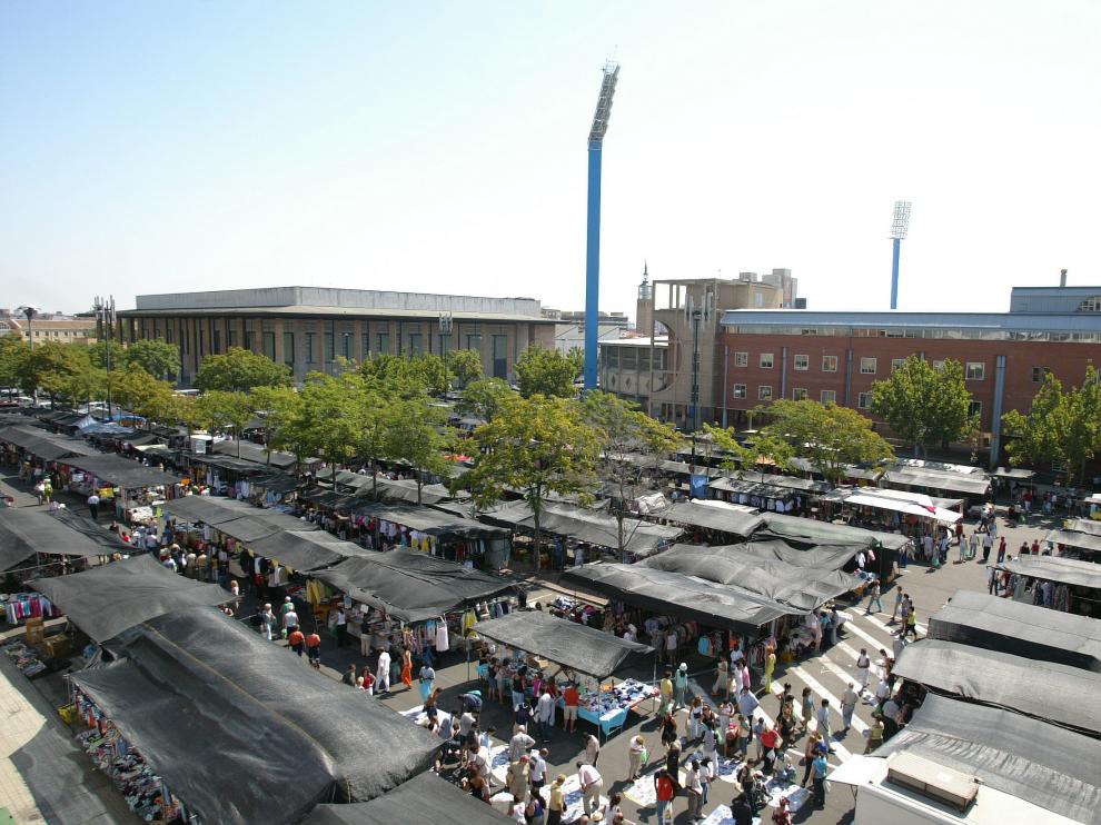 Vista del mercadillos de La Romareda en el año 2004.