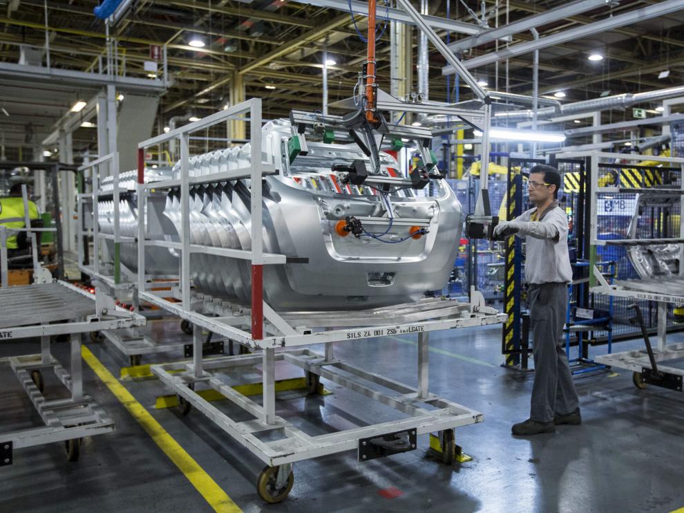 Un operario trabajando en la cadena de montaje de la factoría zaragozana de Opel en Figueruelas