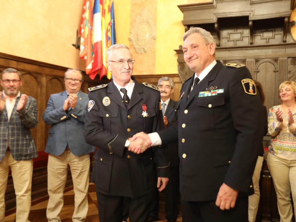 Alberto Edroso, a la izquierda, luciendo la Medalla Nacional de Unijepol que le impuso su presidente, José Luis Carque