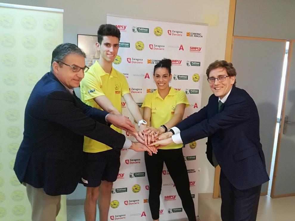 Soriano (DGA), Jimeno (atleta), Acosta (atleta) y Guerras (presidente del Scorpio), hacen una piña de manos durante la presentación