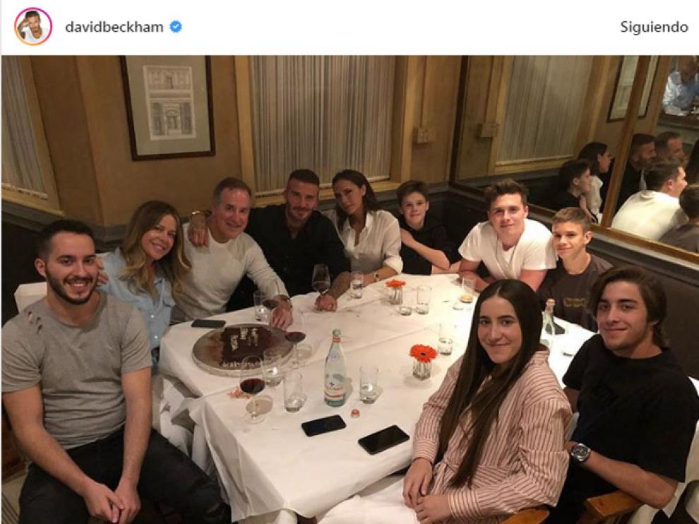 Una imagen de la familia, rodeada de familiares y amigos.