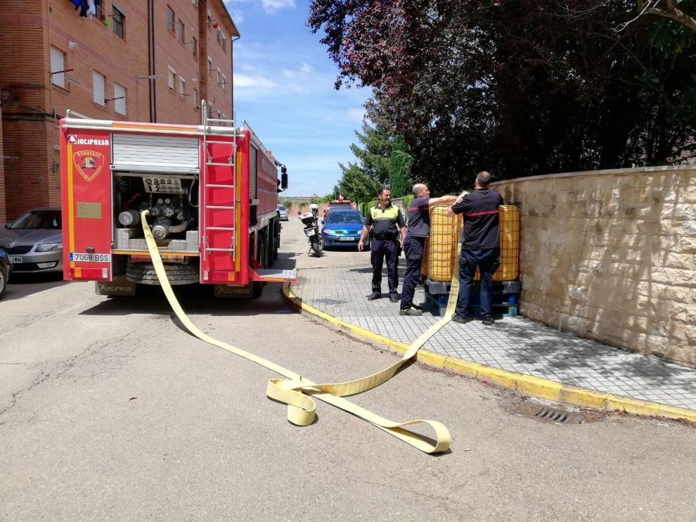 Los bomberos, en la zona de las residencias en Daroca.