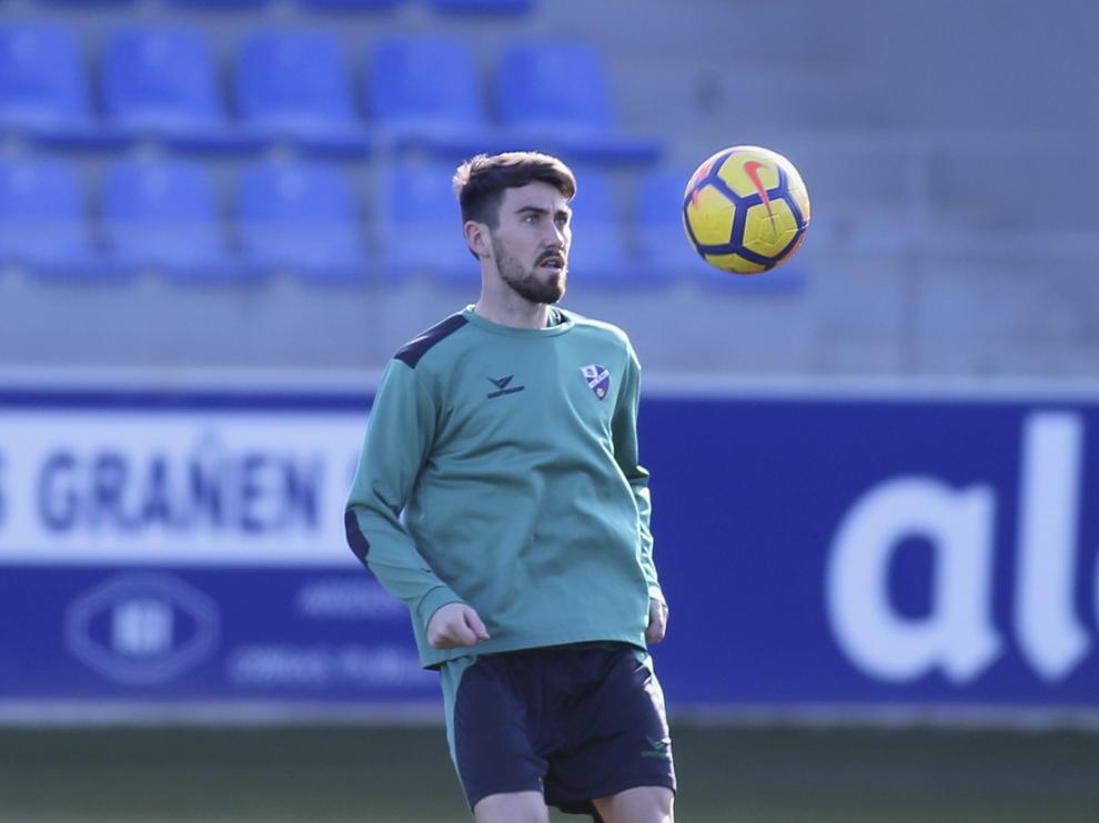 Moi Gómez en un entrenamiento con el Huesca.