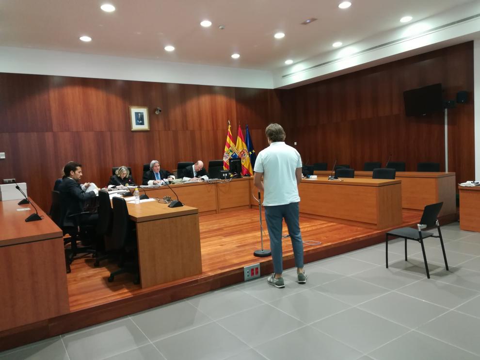 El acusado, Iván Viñuales, durante la celebración del juicio en la Audiencia Provincial de Zaragoza.