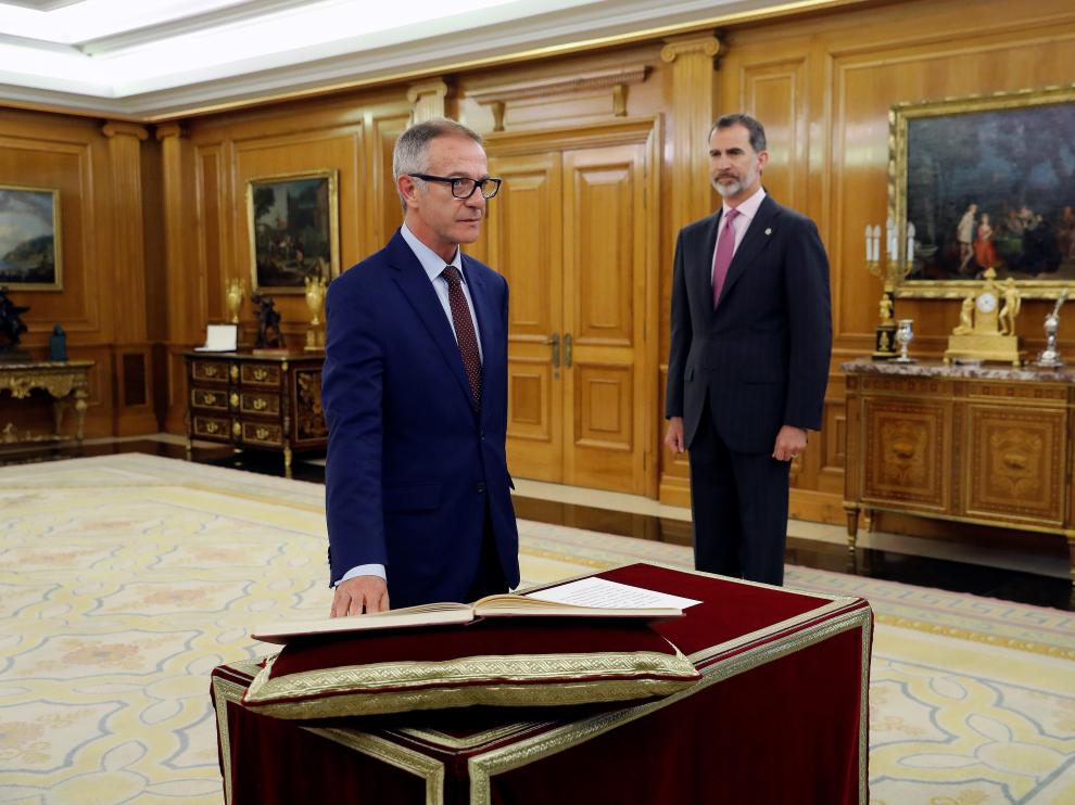 El nuevo ministro de Cultura, José Guirao (i), promete su cargo ante el Rey en un acto celebrado esta mañana en el Palacio de la Zarzuela.