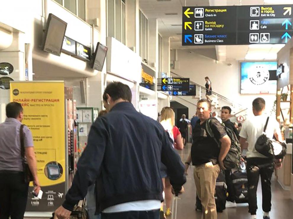 Julen Lopetegui, exseleccionador de España, fotografiado esta tarde en el aeropuerto de Krasnodar donde ha tomado un vuelo de regreso a Madrid. Lopetegui ha sido destituido esta mañana por la Federación España de Futból.