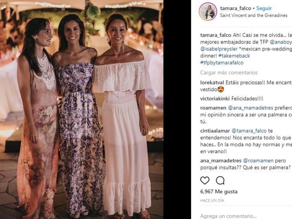 En la imagen, Tamara, junto a su hermana Ana y su madre, luciendo vestidos de su primera colección.