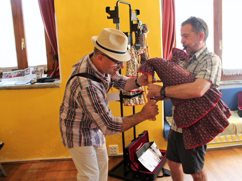 Seivane hace algunos ajustes en la gaita de boto que prueba un cliente en la feria del año pasado.
