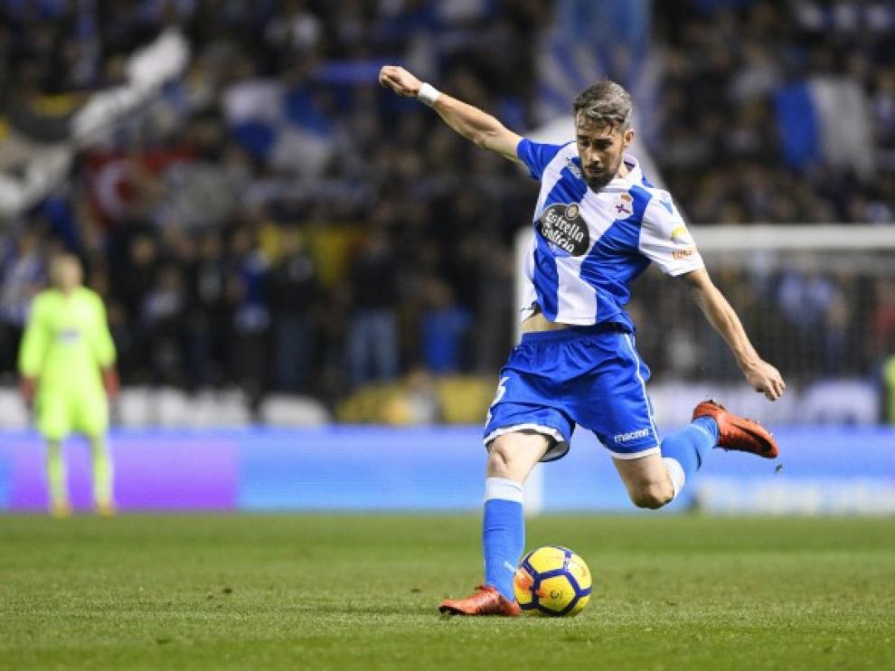 Luisinho durante un partido con el Deportivo.