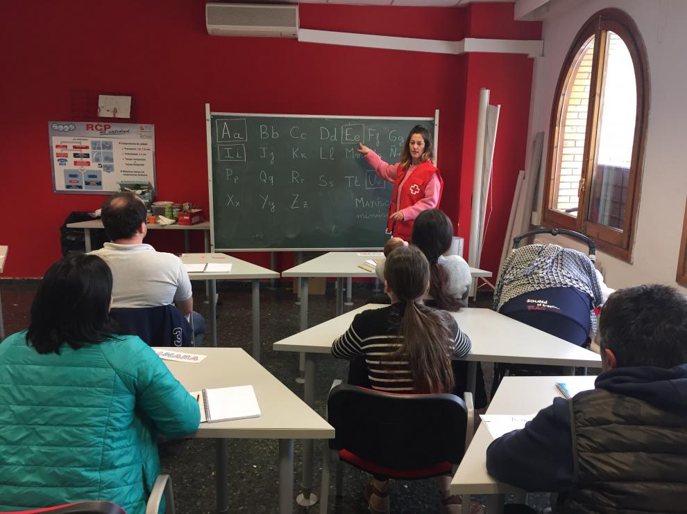 Una de las actividades de aprendizaje del idioma que imparte Cruz Roja a los refugiados
