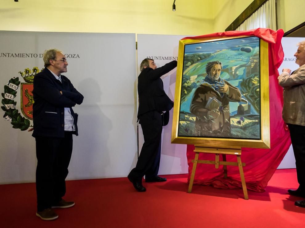 Belloch y Santisteve descubren el retrato del exalcalde socialista ante la mirada de Jorge Gay.