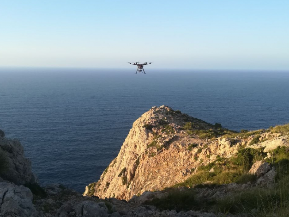 En las labores de búsqueda de la avioneta también participaron drones.