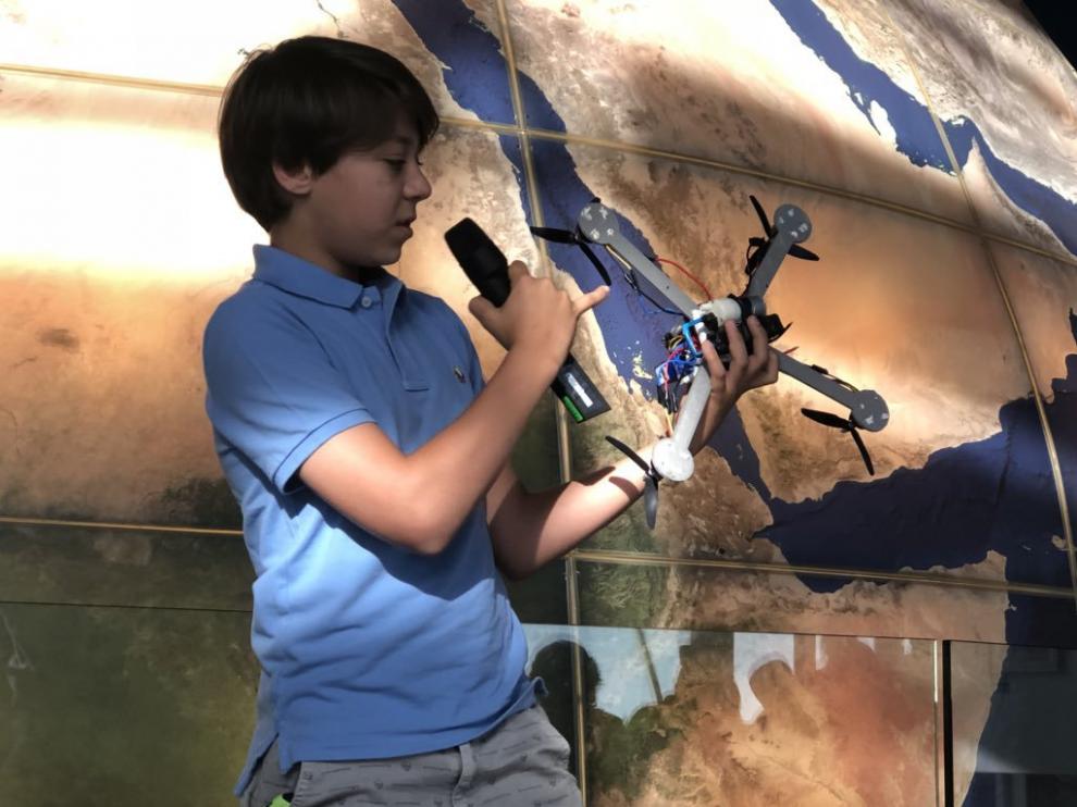 El joven Marcos Araújo, durante la presentación de su dron.