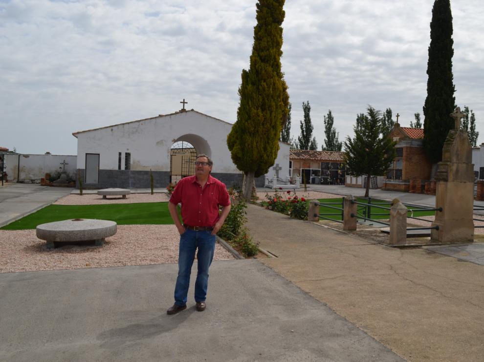 El alcalde de Novallas en la zona arreglada del camposanto.