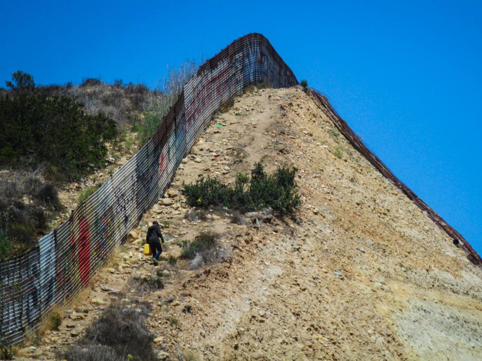 Valla fronteriza en Tijuana.
